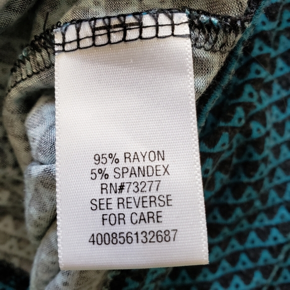 Croft & Barrow Medium Black and Green Pattern Top - Picture 8 of 9